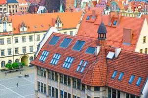 vista aerea dall'alto di edifici con tetti di tegole, nuovo municipio e piazza del mercato di Rynek foto