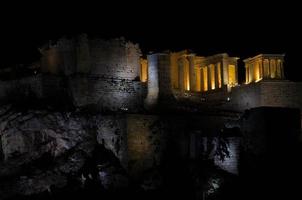 vista notturna del tempio del Partenone sulla collina dell'acropoli ad Atene, in Grecia foto