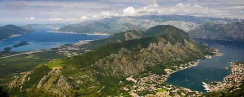 vista dall'alto della baia di boka kotor e tivat dal monte lovcen, montenegro foto