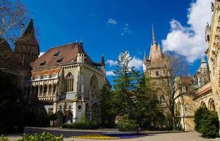 cortile del castello di vajdahunyad nel parco cittadino, budapest, ungheria foto