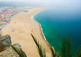 portogallo, vista sulla costa di nazare, sabbia bianca delle spiagge del portogallo, scogliere di pietra sopra l'oceano foto