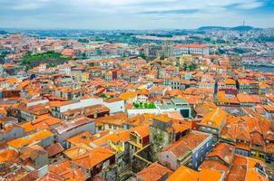 vista panoramica aerea del centro storico di porto oporto con edifici tipici del tetto di tegole rosse foto