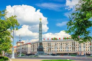 piazza della vittoria nella città di minsk con il monumento della vittoria in granito foto