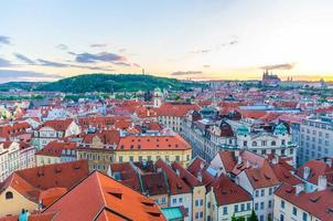 vista panoramica aerea dall'alto del centro storico di praga con edifici dal tetto di tegole rosse e castello di praga foto