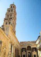 campanile di san domnio sopra gli edifici, spalato, dalmazia, croazia foto