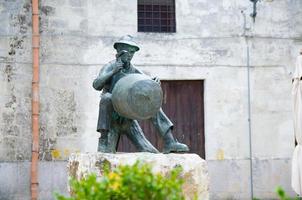 statua in bronzo monumento di vecchio artigiano artigiano nel centro storico foto