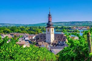 veduta aerea del centro storico di rudesheim am rhein con la guglia della torre dell'orologio di st. jakobus chiesa cattolica foto