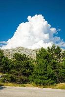 colline e rocce della catena montuosa del biokovo, dalmazia, croazia foto