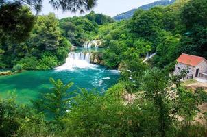 cascate e mulino in pietra, parco nazionale di krka, dalmazia, croazia foto