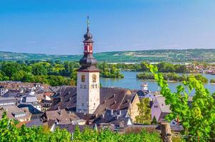 veduta aerea del centro storico di rudesheim am rhein con la guglia della torre dell'orologio di st. jakobus chiesa cattolica foto