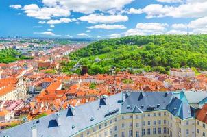 vista panoramica aerea dall'alto del centro storico di praga con edifici con tetto in tegole rosse foto