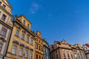 fila di edifici con facciate colorate nel centro storico di Praga foto