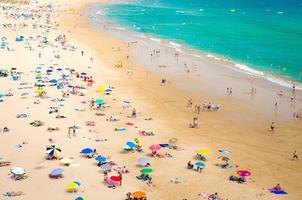 portimao, algarve praia de rocha spiaggia con turisti foto