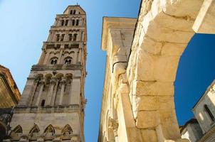 campanile di san domnio sopra gli edifici, spalato, dalmazia, croazia foto