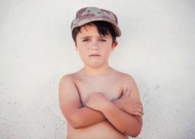 ragazzo triste con cappello foto