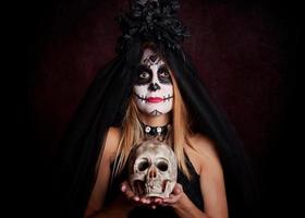 giovane donna ad halloween foto