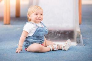 bambino nel parco giochi foto