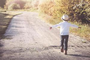 bambino che corre all'aperto foto