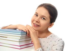 donna sorridente con una pila di libri foto