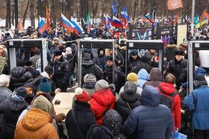 Mosca, Russia - 24 febbraio 2019. le persone passano i metal detector e l'ispezione della polizia a Mosca nemtsov marzo. foto