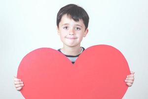 bambino felice con un cuore rosso foto