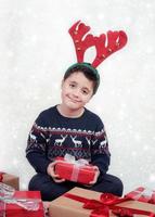 bambino felice alla vigilia di natale foto