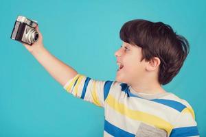 bambino sorridente che scatta foto selfie