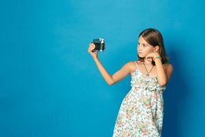 bella ragazza sorridente con i denti bianchi che tiene una macchina fotografica e che fa selfie foto