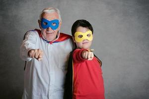 nonno con nipote vestito da supereroe foto