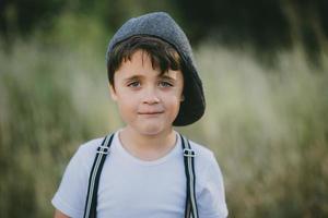 bambino felice che sorride alla macchina fotografica foto