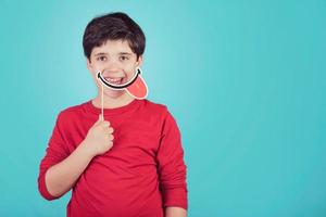 ragazzino sorridente con la faccia buffa foto