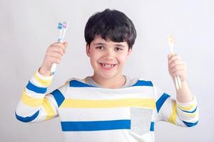 bambino sorridente con spazzolino da denti foto
