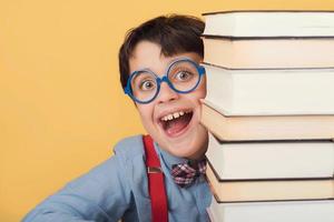 bambino felice e sorridente con i libri foto