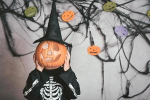 ragazzo divertente alla festa di halloween foto