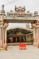 cancello d'ingresso colorato tempio sri kandaswamy a brickfields, malesia. foto