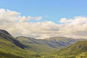 paesaggio spettacolare con montagne e valli in hemsedal, buskerud, norvegia. foto