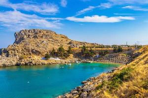 panorama della baia di st pauls con acqua limpida lindos rhodes grecia. foto