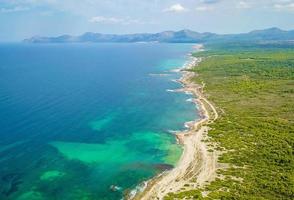 bella costa spiaggia drone panorama panorama può picafort maiorca spagna. foto