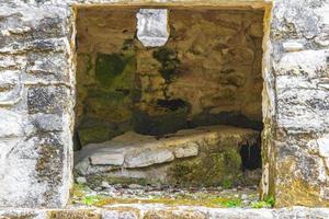 antico sito maya con rovine di templi piramidi manufatti muyil messico. foto