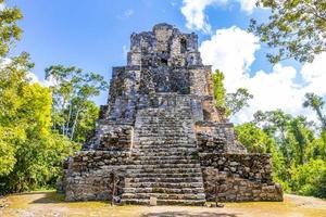 antico sito maya con rovine di templi piramidi manufatti muyil messico. foto