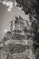 antico sito maya con rovine di templi piramidi manufatti muyil messico. foto