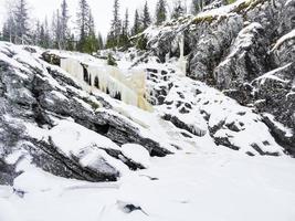 la più bella cascata ghiacciata rjukandefossen paesaggio invernale, hemsedal, norvegia. foto