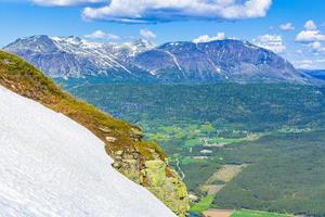 bellissimo panorama della valle Norvegia hemsedal hydalen con nevicato in montagna. foto