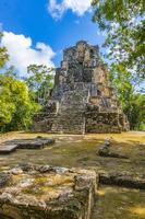 antico sito maya con rovine di templi piramidi manufatti muyil messico. foto