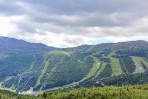 panorama norvegia, centro sciistico hemsedal, montagne e prati verdi, viken, buskerud. foto