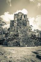 antico sito maya con rovine di templi piramidi manufatti muyil messico. foto