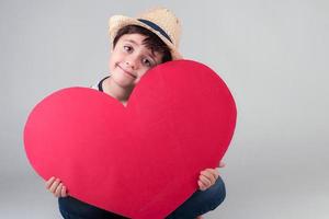 bambino felice con un cuore rosso foto