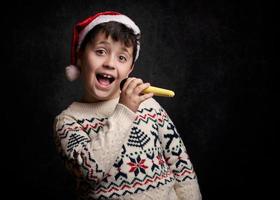 bambino che canta canti natalizi a natale foto