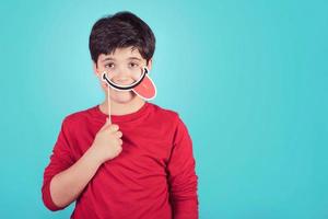 ragazzino sorridente con la faccia buffa foto