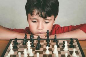 bambino che gioca a scacchi foto